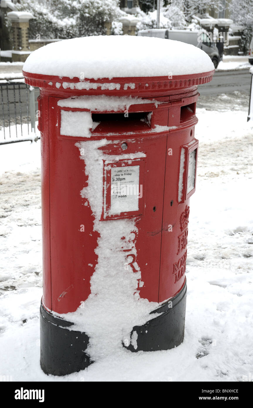 Schneebedeckte Briefkasten In Belsize Park in London Stockfoto