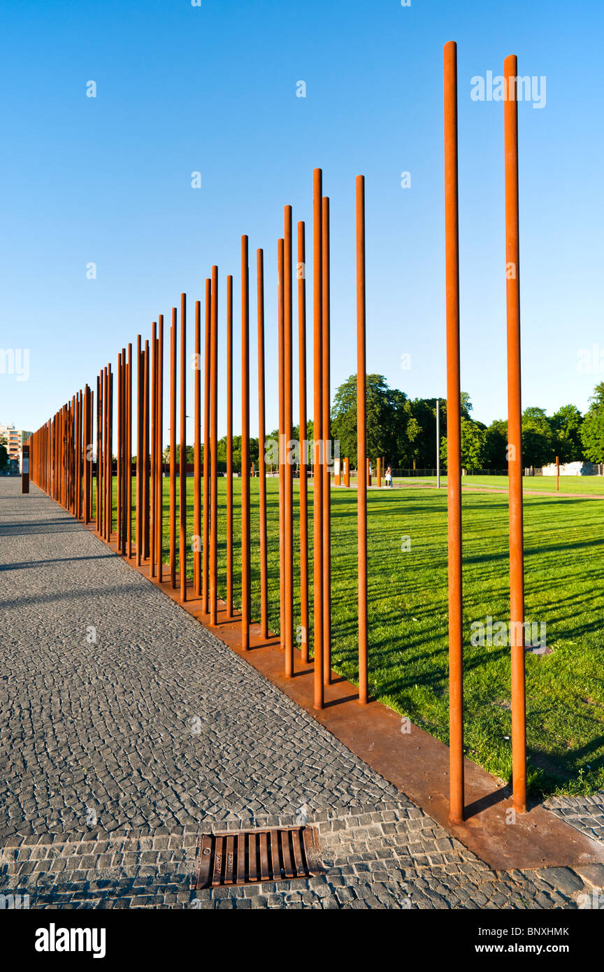 Kennzeichnung der Verlauf der Mauer an der Gedenkstätte Berliner Mauer in der Bernauer Straße, Berlin, Deutschland Stockfoto
