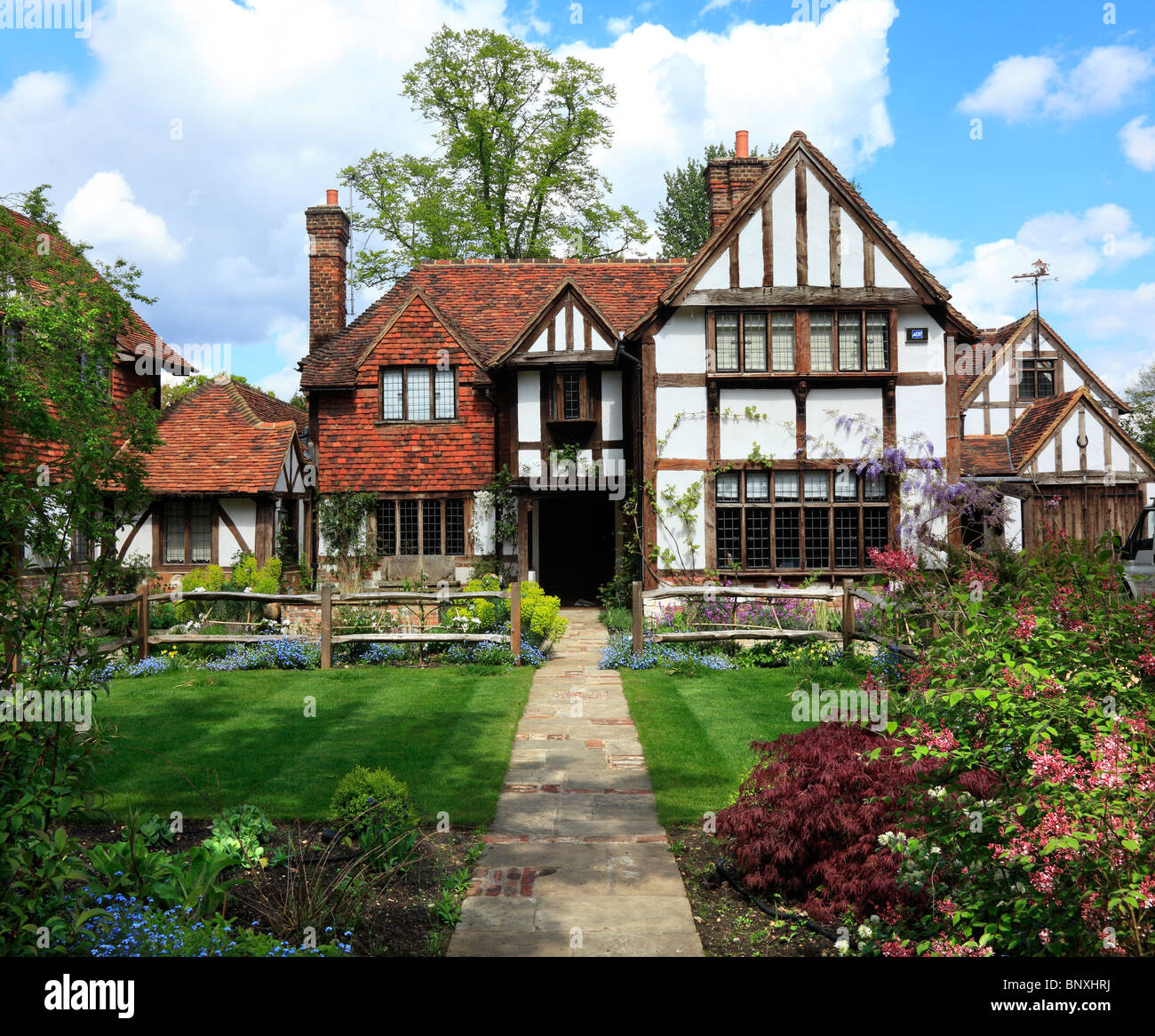 Schöne Tudor Strahl Haus und Garten in London Stockfotografie Alamy