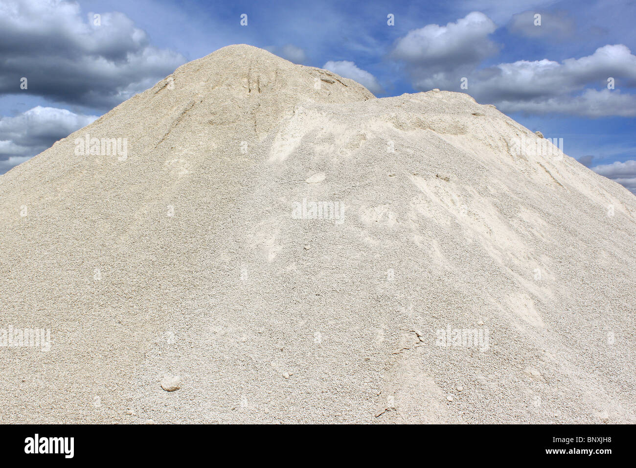 eine weiße Sanddüne in einer Sandgrube Stockfoto