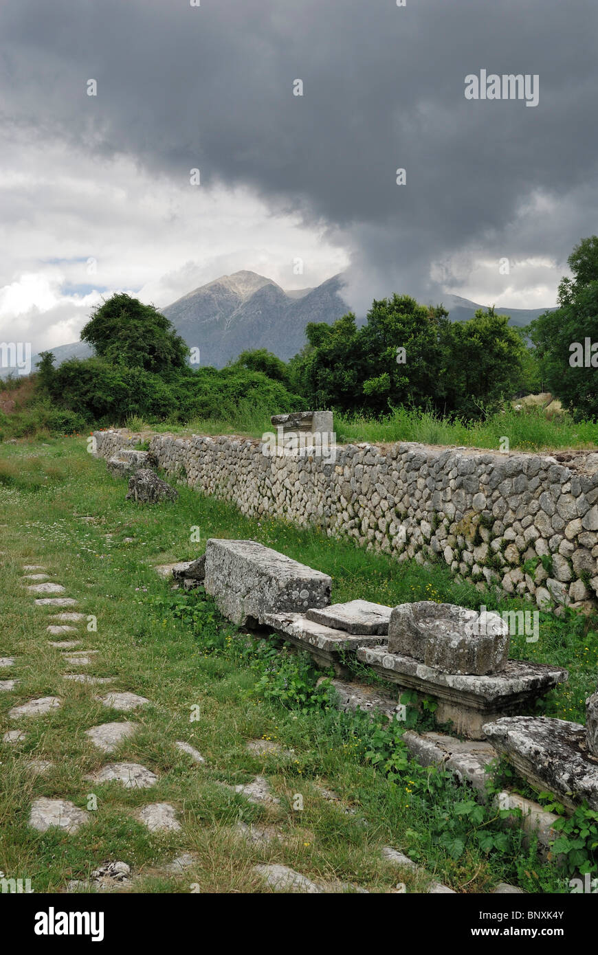 Alba Fucens. Abruzzen. Italien. Römische Ruinen von Alba Fucens & den Zwillingsgipfeln des Monte Velino. Stockfoto