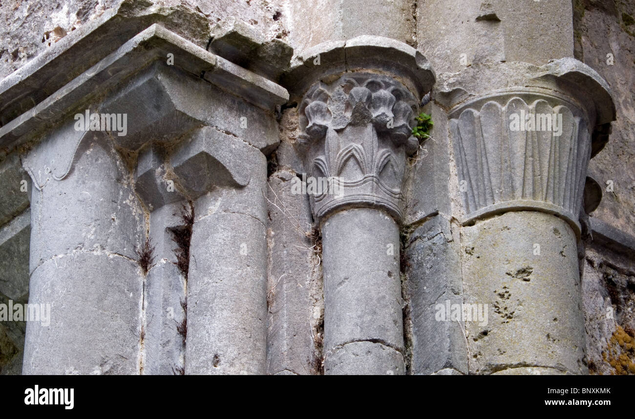 Stein-Hauptstädte Corcomroe Abbey, in der Nähe von Bellharbour, County Clare, Republik Irland Stockfoto