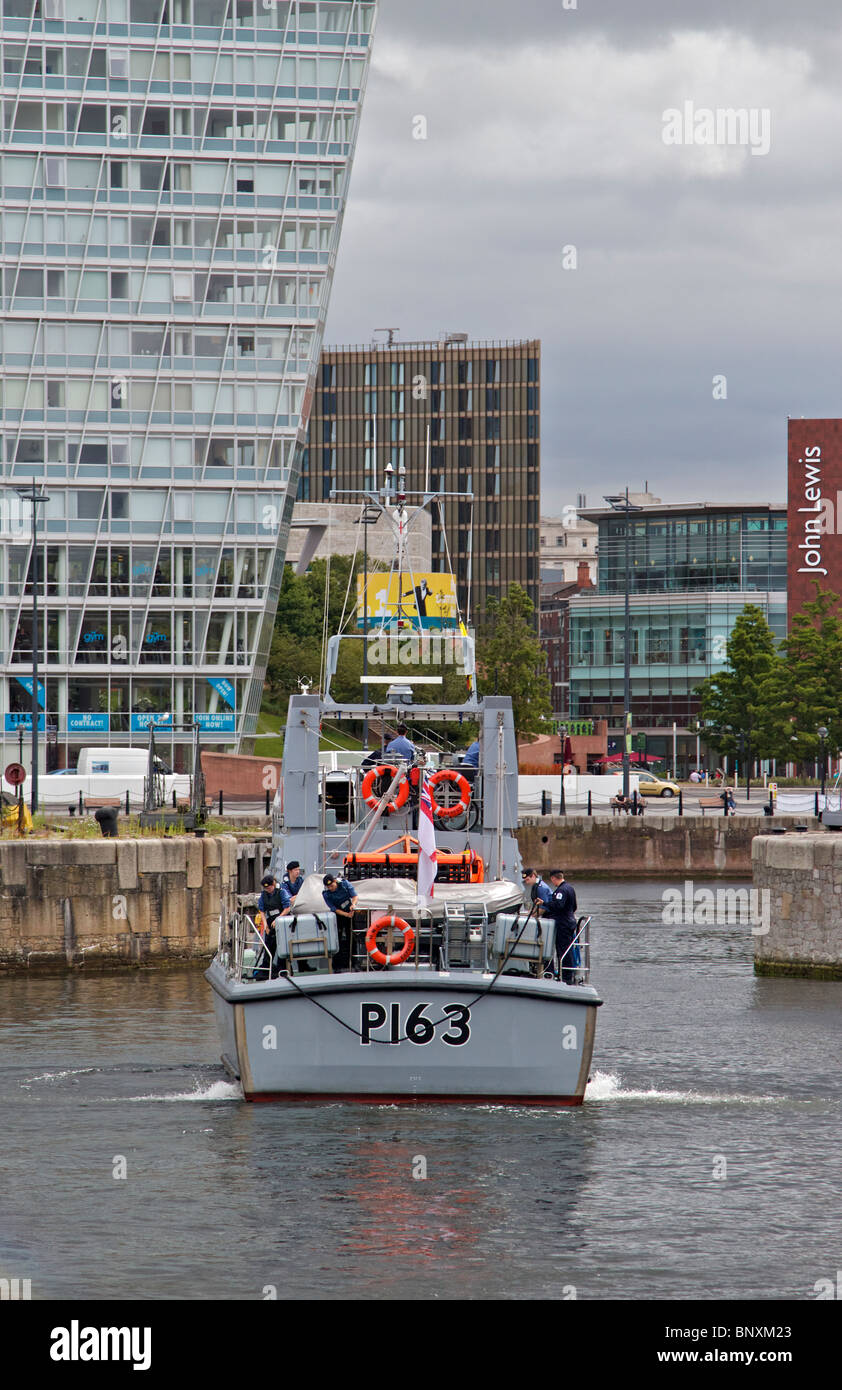 Coastal Schulschiff HMS EXPRESS entering Canning Dock, Liverpool, England, UK. Juli 2010 Stockfoto