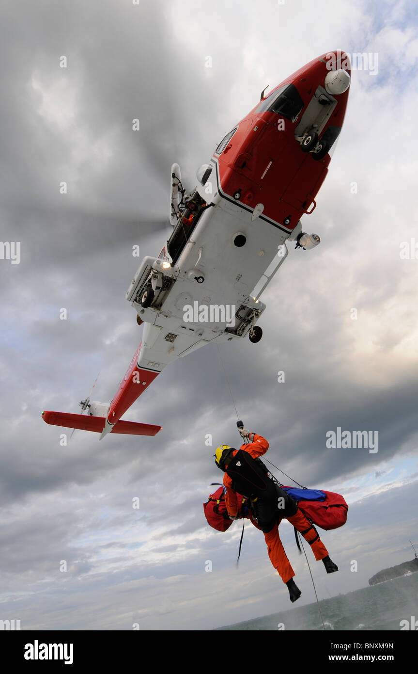 Solent Coastguard Agusta Westland AW 139 Hubschrauber airlifts Opfer Stockfoto