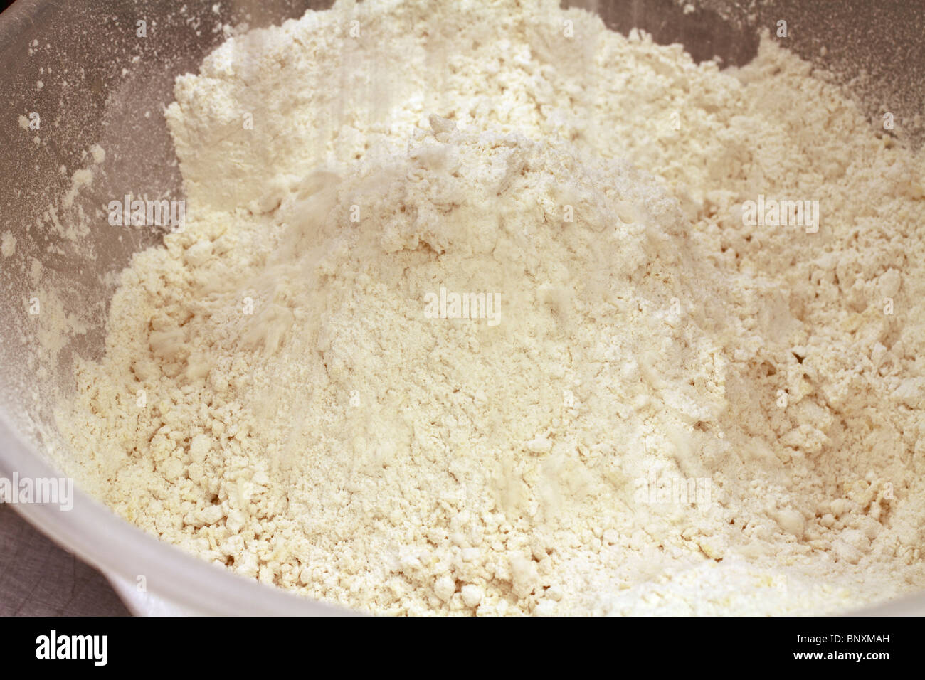 Gebäck - Mischung aus Mehl und Butter von hand zu einem dicken Teig machen Stockfoto