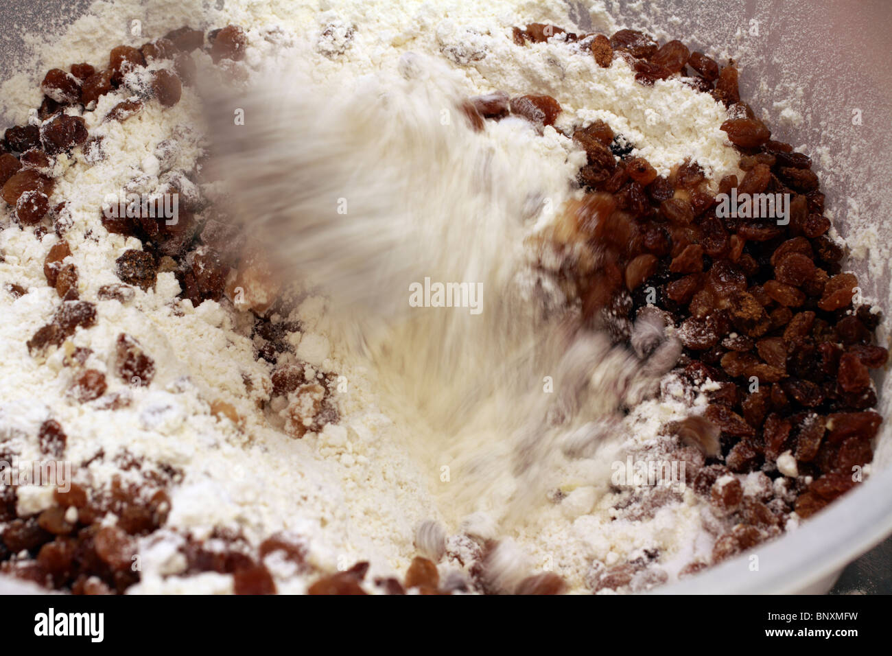 Scones - Mischen von hand in die Rosinen machen Stockfoto
