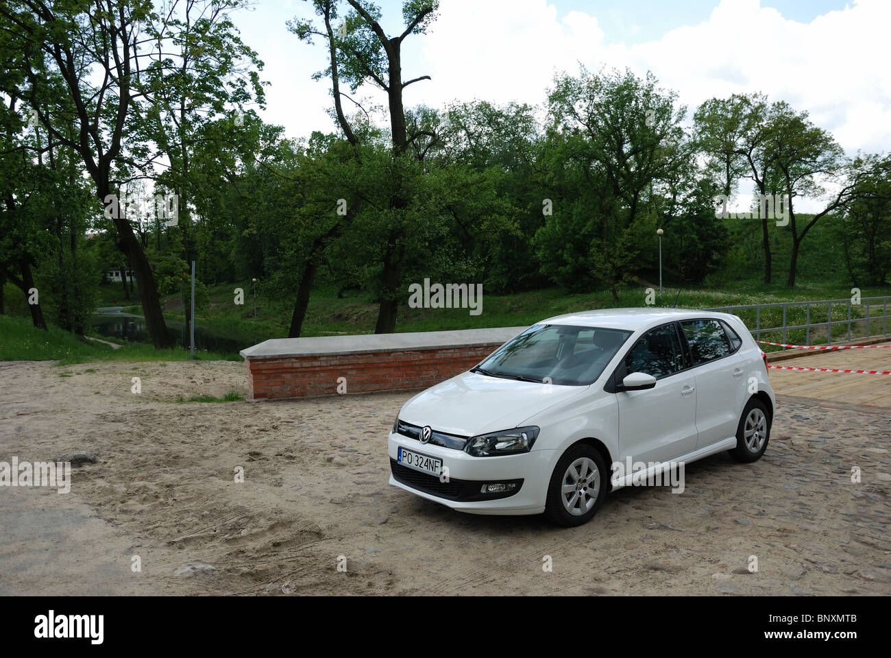 Volkswagen Polo 1,2 TDI BlueMotion - mein 2010 - weiße - drei Türen (3D) - deutsche beliebte Kleinwagen, B-Segment - auf dem Parkplatz Stockfoto