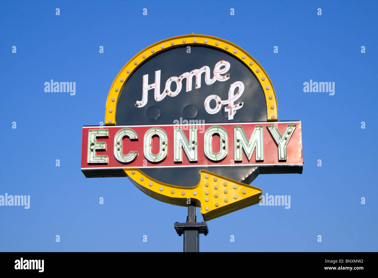 In Grafton, North Dakota, befindet sich das „Economy“-Schild, ein kühnes Wahrzeichen am Straßenrand, das Kleinstadtgeschäft und die klassische Einzelhandelstradition des Mittleren Westens zelebriert. Stockfoto