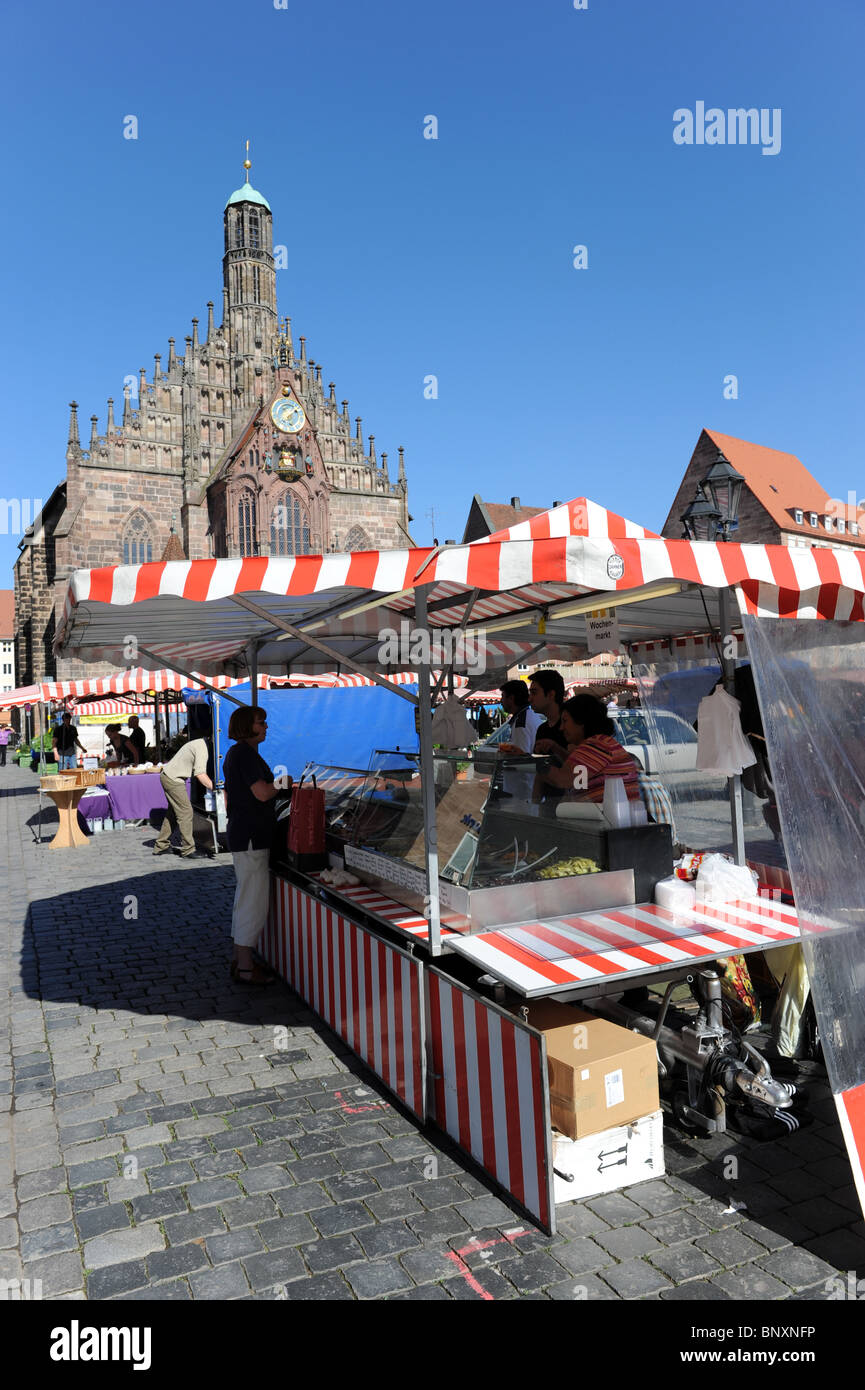 Den Markt und Frauenkirche künstlerischen Uhr Nürnberg Deutschland Nürnberg Deutschland Europa Stockfoto