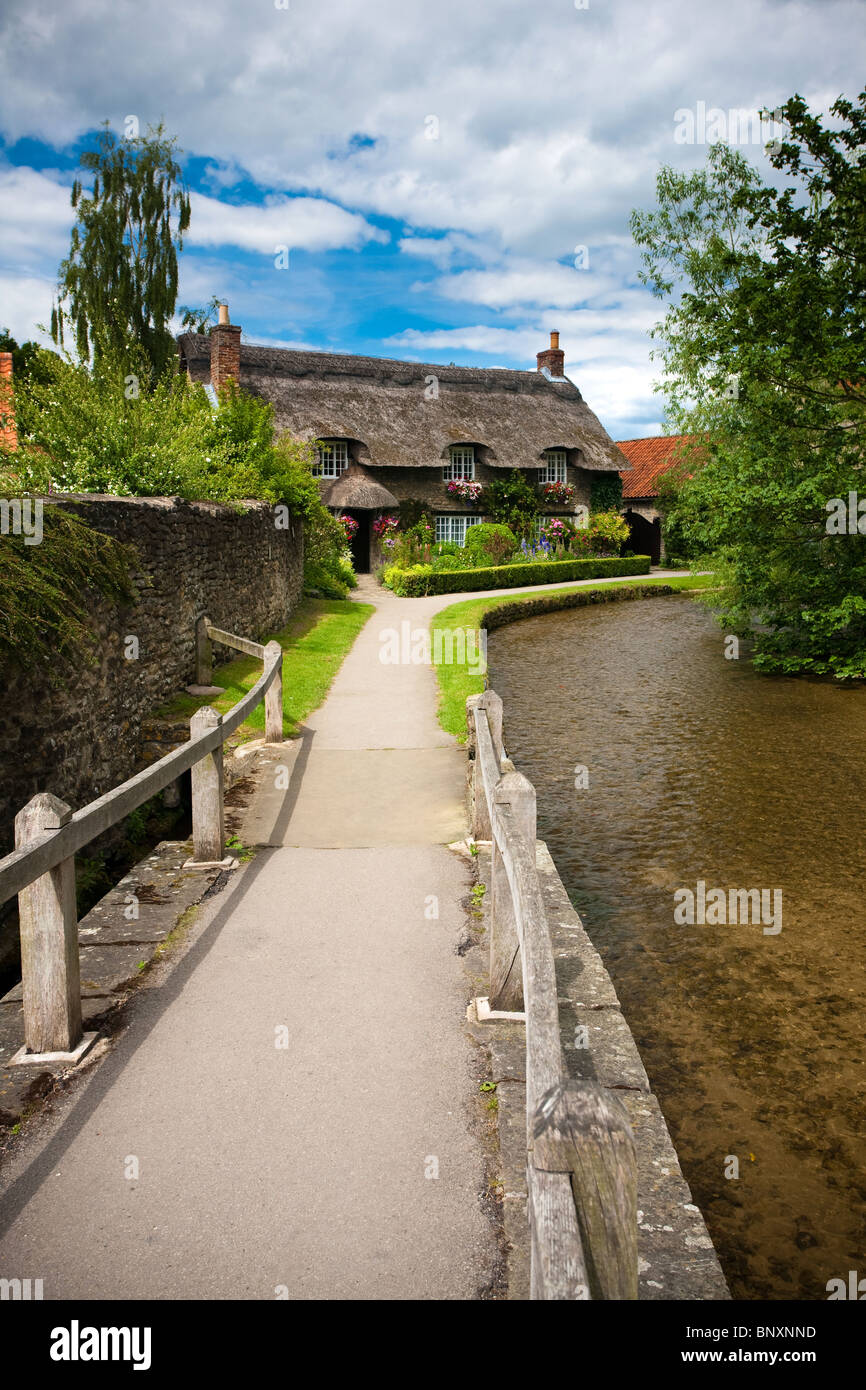 Malerische Thatched Cottage im malerischen Dorf Hornton-le-Dale in North Yorkshire. Stockfoto