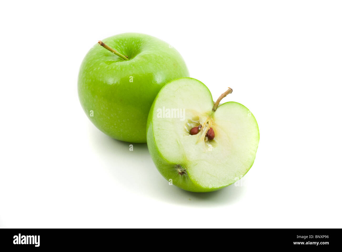 Grüner Apfel ganze und geschnittene in zwei Hälften auf weißem Hintergrund Stockfoto
