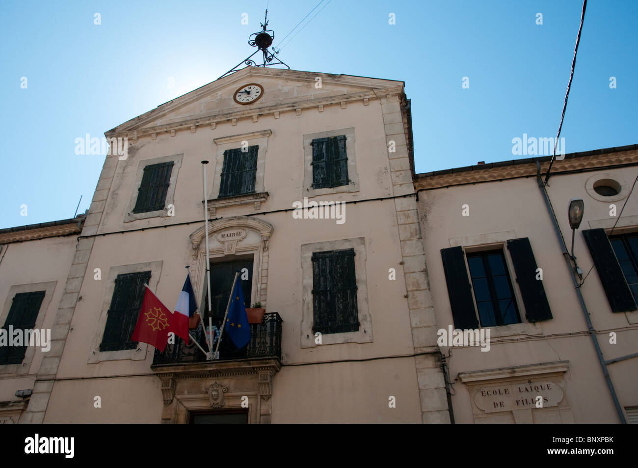 Das Rathaus von St Genies de Fontedit in Südfrankreich mit dem Languedoc, französische und europäische Fahnen Stockfoto