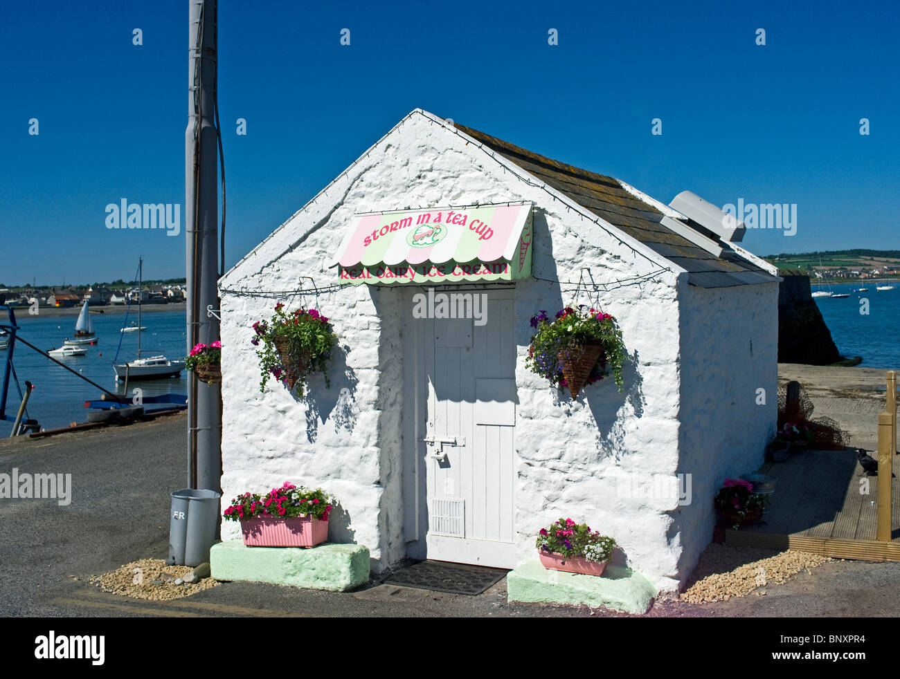 Eine Fischerhütte umgewandelt in eine Eisdiele am Hafen am Meer Stadt der Schären, North County Dublin, Irland Stockfoto