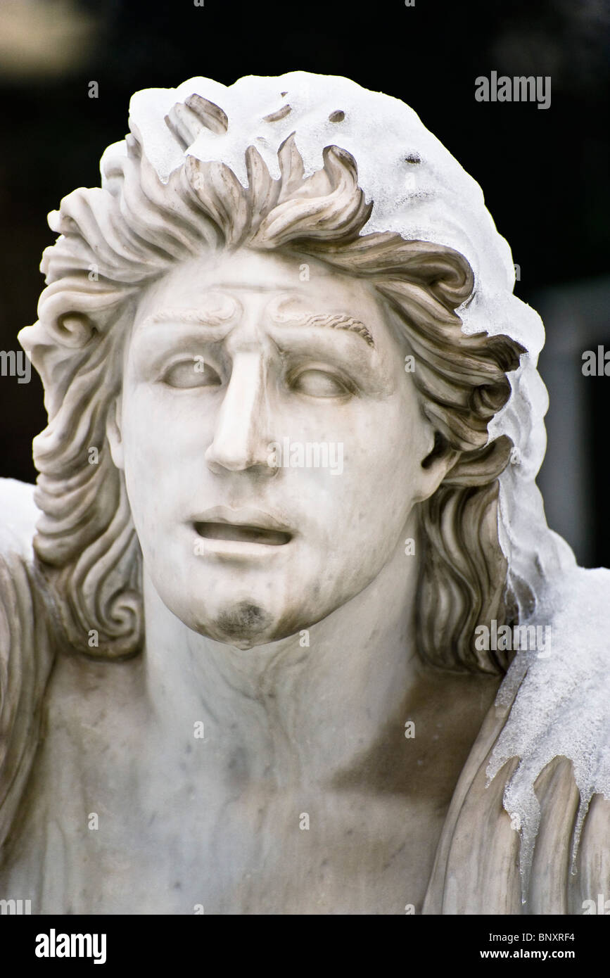 Statue von männlichen Figur, die teilweise mit Eis bedeckt Stockfoto