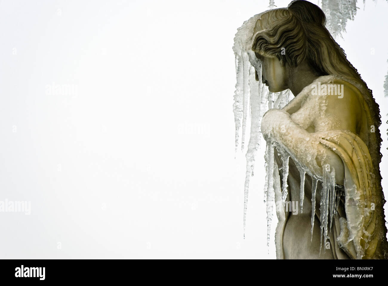 Statue der weiblichen Figur, Gesicht, die von Eiszapfen verdeckt Stockfoto