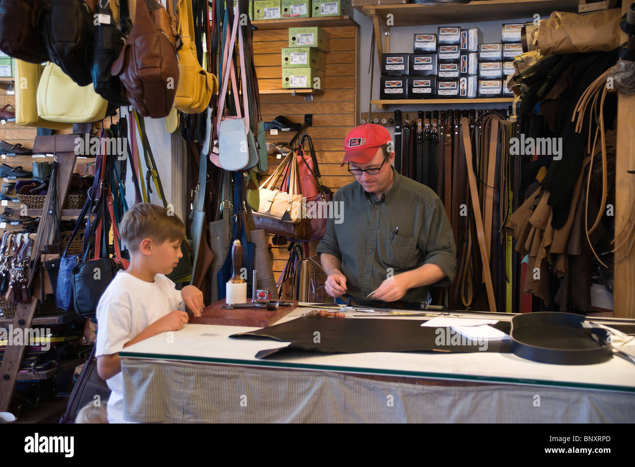 Jerome, Arizona - Kupferbergbau Altstadt in der Nähe von Sedona. Lederer zeigt junge Handwerk im Altai Leder Shop arbeiten. Stockfoto