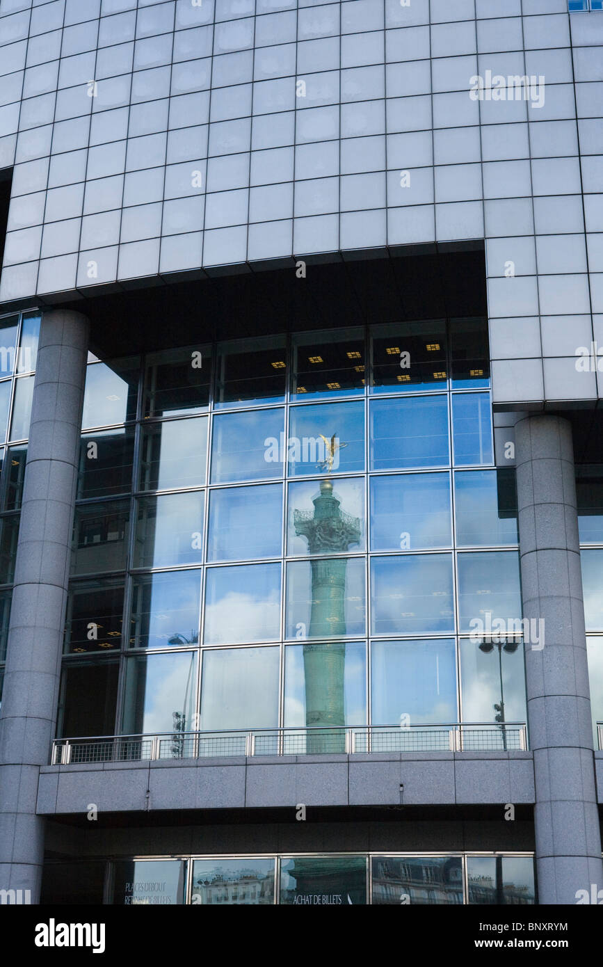 Reflexion der Colonne de Juillet am Fenster der Opéra Bastille, Paris, Frankreich Stockfoto