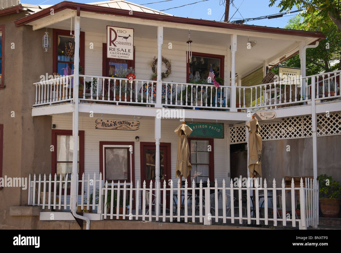 Jerome, Arizona - Kupferbergbau Altstadt in der Nähe von Sedona. Retro-Weiterverkauf-Kleidung, kleine Geschäfte, Stockfoto