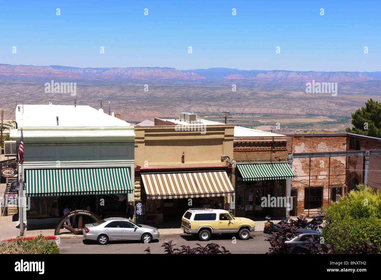 Jerome, Arizona - Kupferbergbau Altstadt in der Nähe von Sedona. Landschaft und Main Street mit Bergbau-Museum. Stockfoto