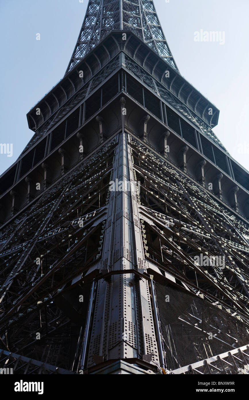 Eiffelturm, Paris, France, beschnitten niedrigen Winkel Ansicht Stockfoto