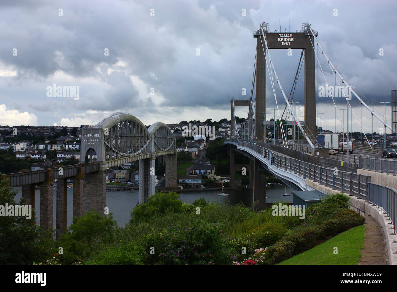 Blick nach Westen in Richtung Cornwall und Ansichten der Tamar Straßen- und Eisenbahnbrücken. Stockfoto