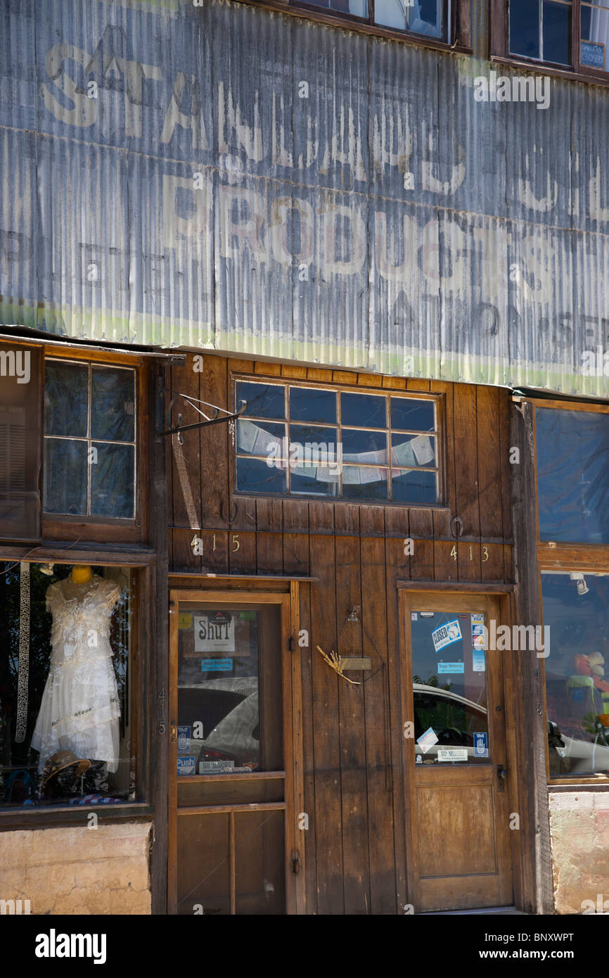 Jerome, Arizona - Kupferbergbau Altstadt in der Nähe von Sedona. Alte Garage mit verblassten Standardöl Zeichen Antiquitäten jetzt Geschäfte. Stockfoto