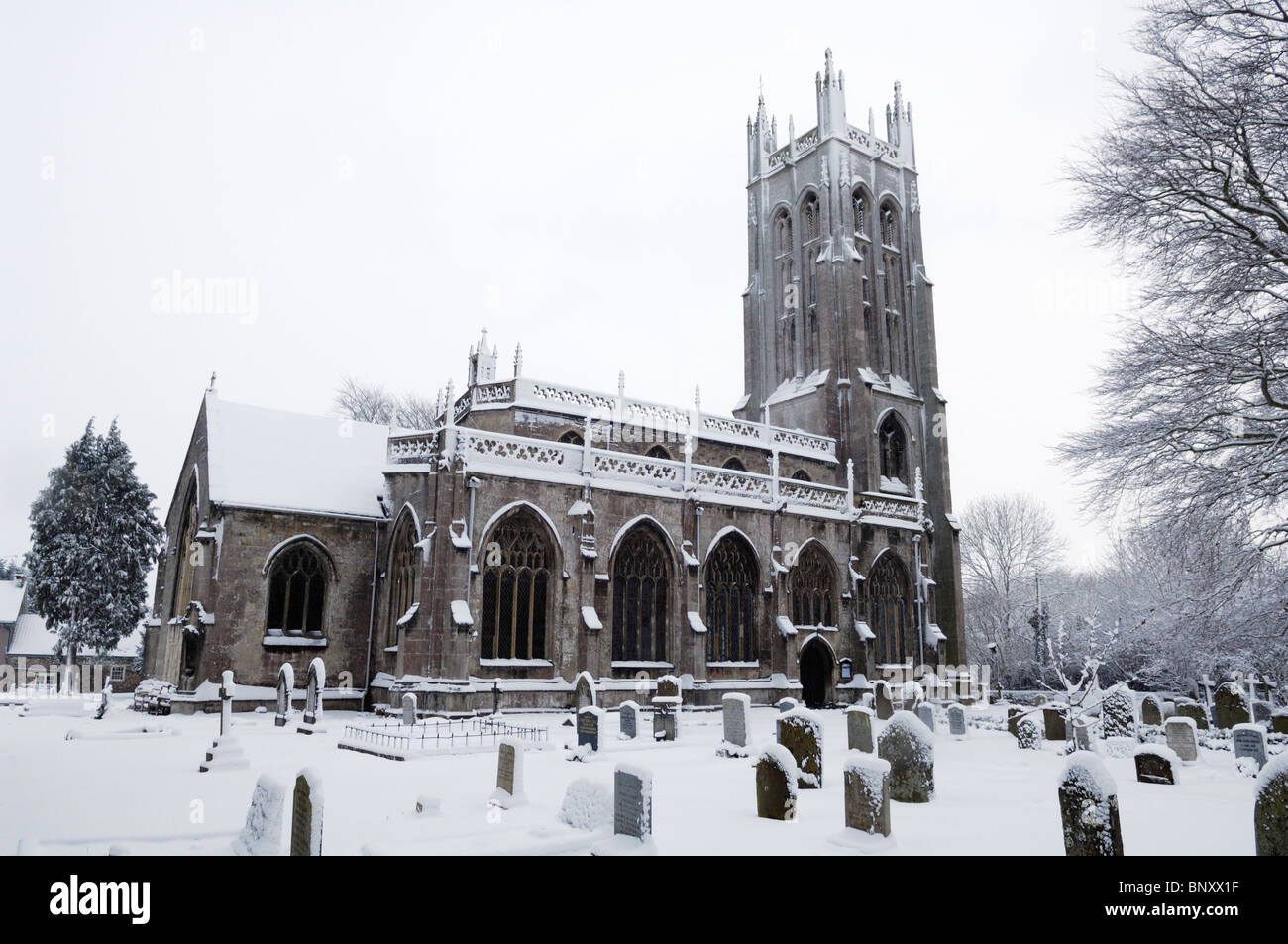 Wrington All Saints Church im Schnee. Wrington Somerset, England. Stockfoto