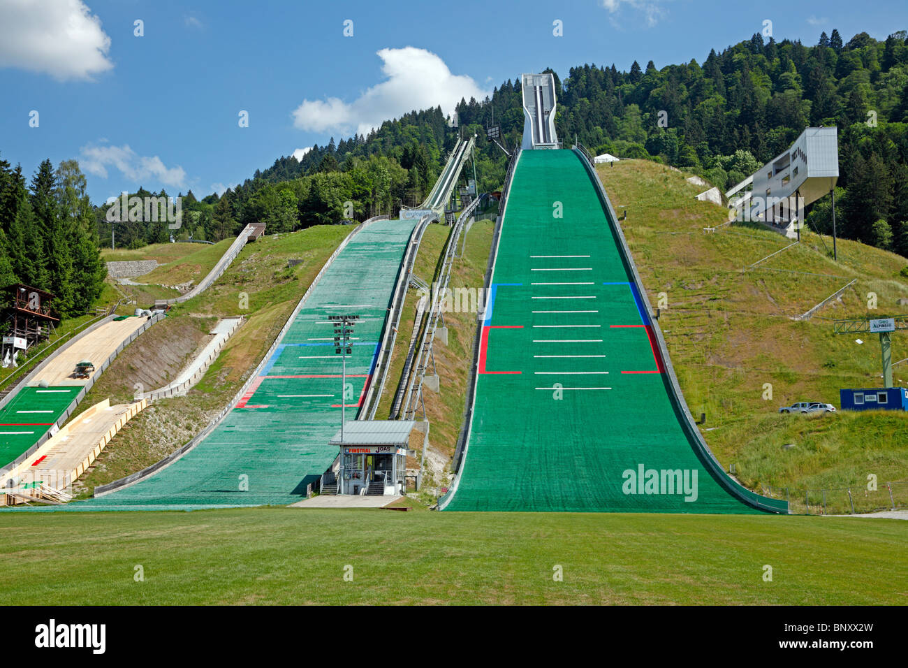 Die Sprungschanzen am Olympia Skistadion in Garmisch-Partenkirchen, Bayern, Deutschland. Stockfoto