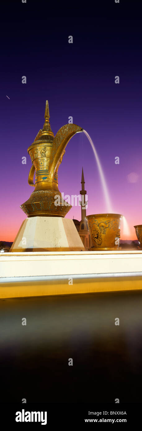 Panorama-Aufnahme des unverwechselbaren Kaffee Topf Kreisverkehr in Fujairah Stadt in der Abenddämmerung, Fujairah, Vereinigte Arabische Emirate. Stockfoto