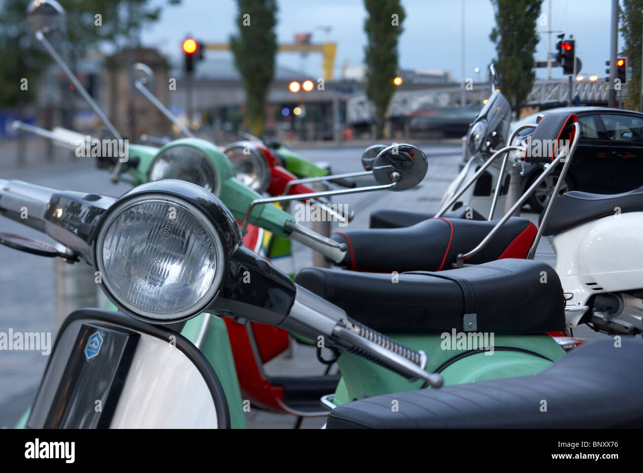 Scheinwerfer auf einer Reihe von Moped Roller. Fotografiert mit einem Tilt-Shift-Objektiv für fotografische Perspektivenwechsel Stockfoto