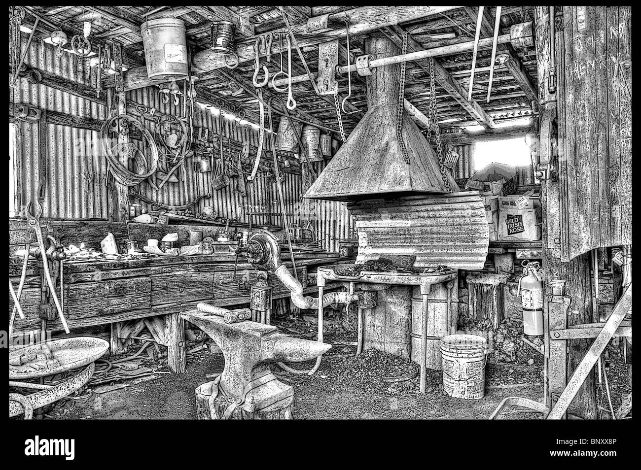 Alte Schmiede und Werkzeuge an Cooper Mine Jerome Arizona Stockfoto