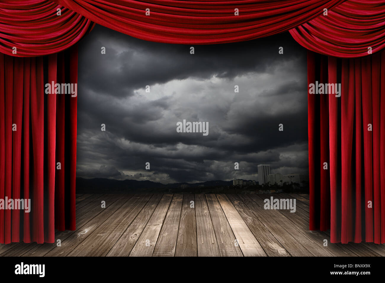 Hellen Bühne mit Red Velvet Theater Vorhänge und dramatischer Himmelshintergrund Stockfoto