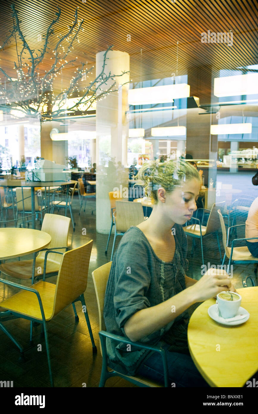 Teenager-Mädchen mit Kaffee im café Stockfoto