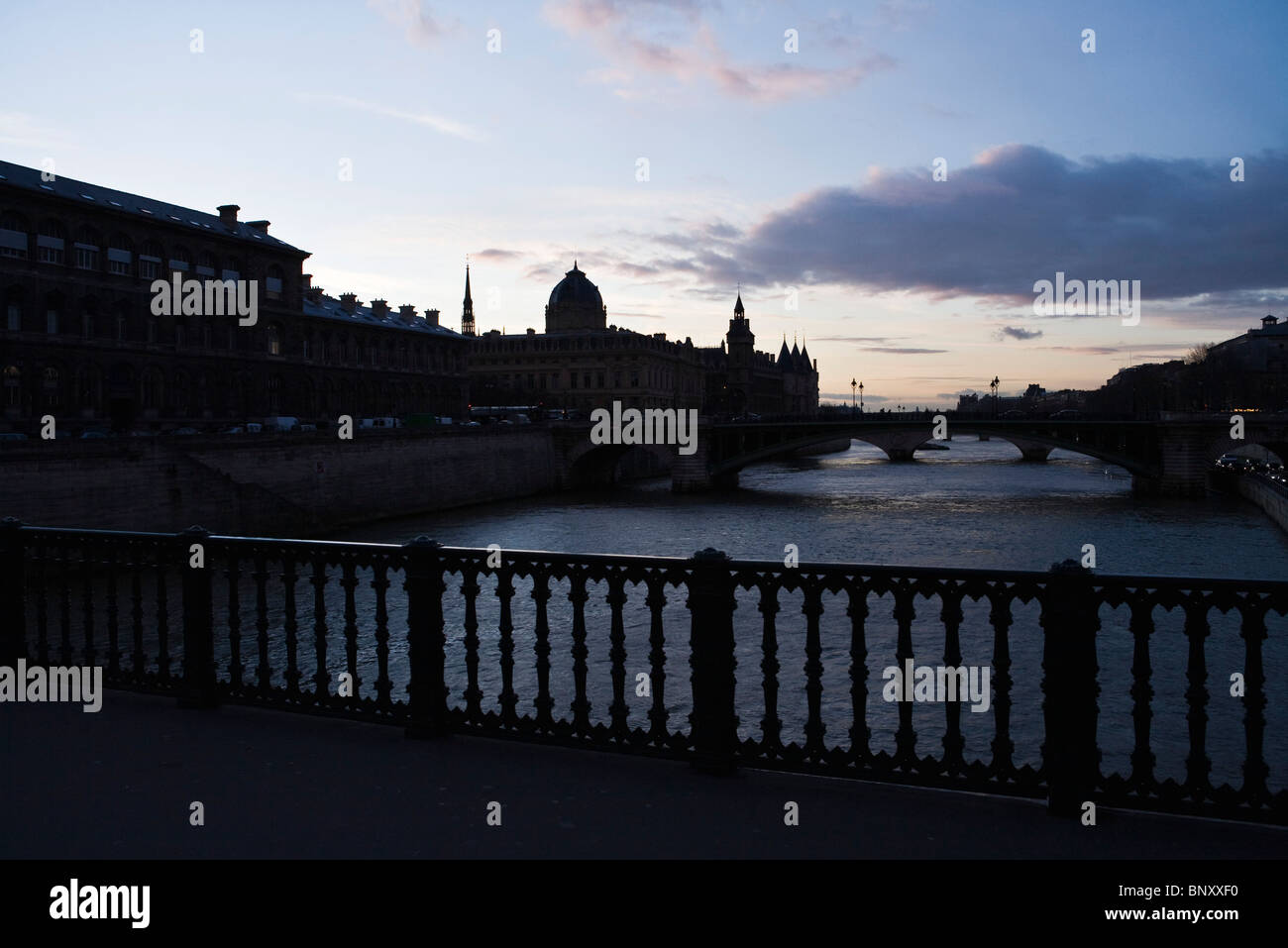 Brücken über den Fluss Seine, Paris, Frankreich, in der Dämmerung angesehen Stockfoto