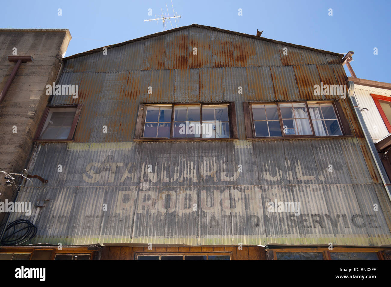 Jerome, Arizona - Kupferbergbau Altstadt in der Nähe von Sedona. Alte Garage mit verblassten Standardöl Zeichen Antiquitäten jetzt Geschäfte. Stockfoto