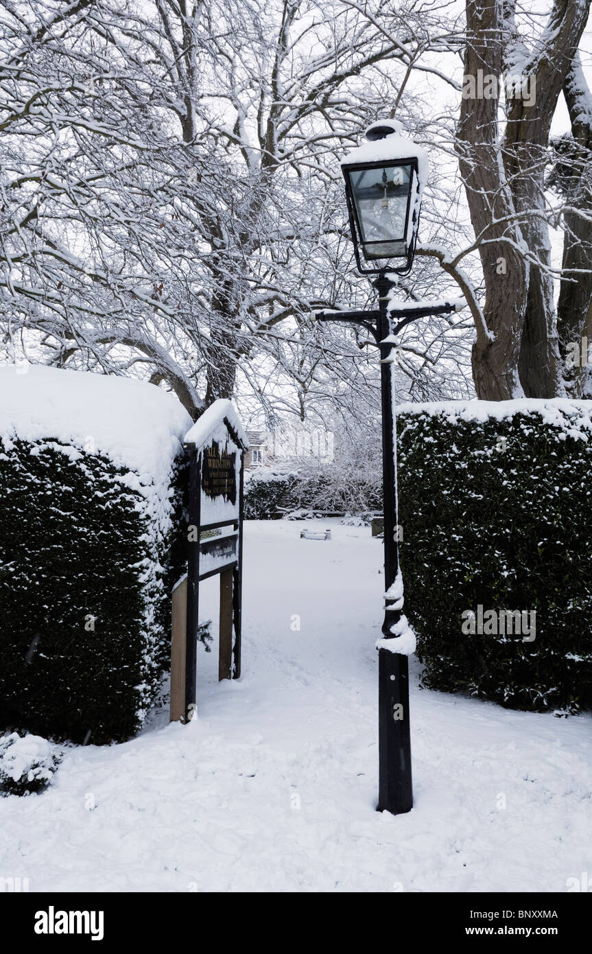 Der Kirchhof der Wrington All Saints Church im Schnee. Wrington Somerset, England. Stockfoto