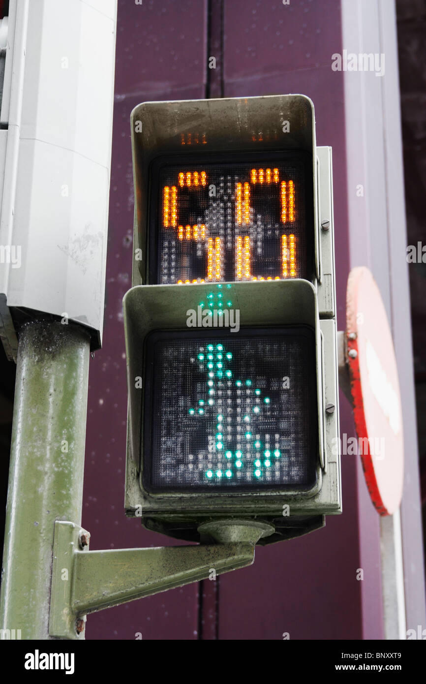 Fußgängerüberweg in Spanien mit Countdown-Timer. Bild zeigt grüne Mann und 50 Sekunden Stockfoto