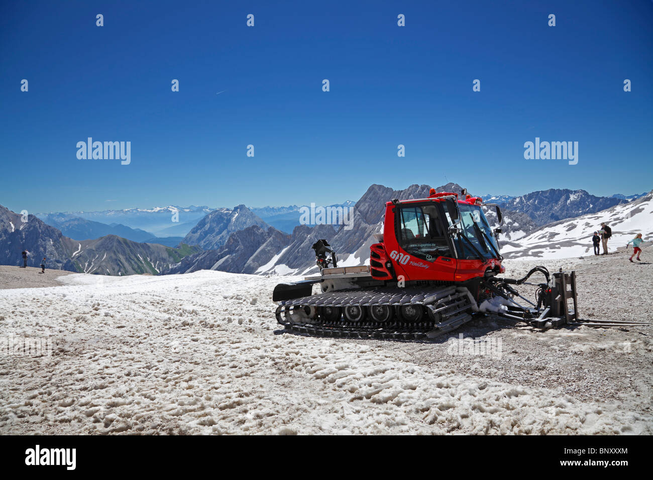 PistenBully Bully am Deutsch-Zugspitze-Zugspitzplatt-Plateau im Juli hat es soeben im Einsatz Stockfoto