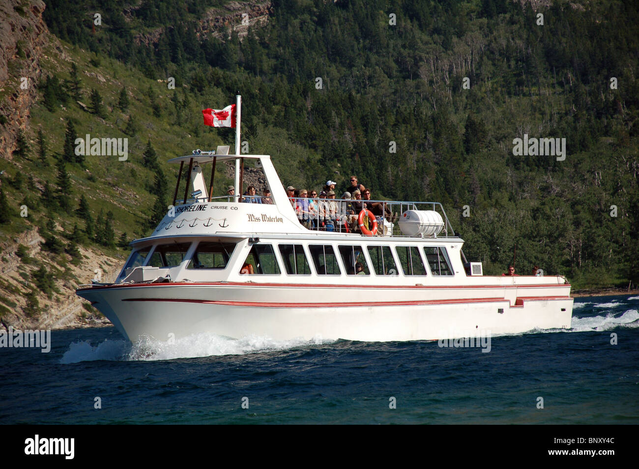 an Bord der historischen M.V. International auf einer Kreuzfahrt entlang der Küste der wunderschönen Upper Waterton Lake Stockfoto