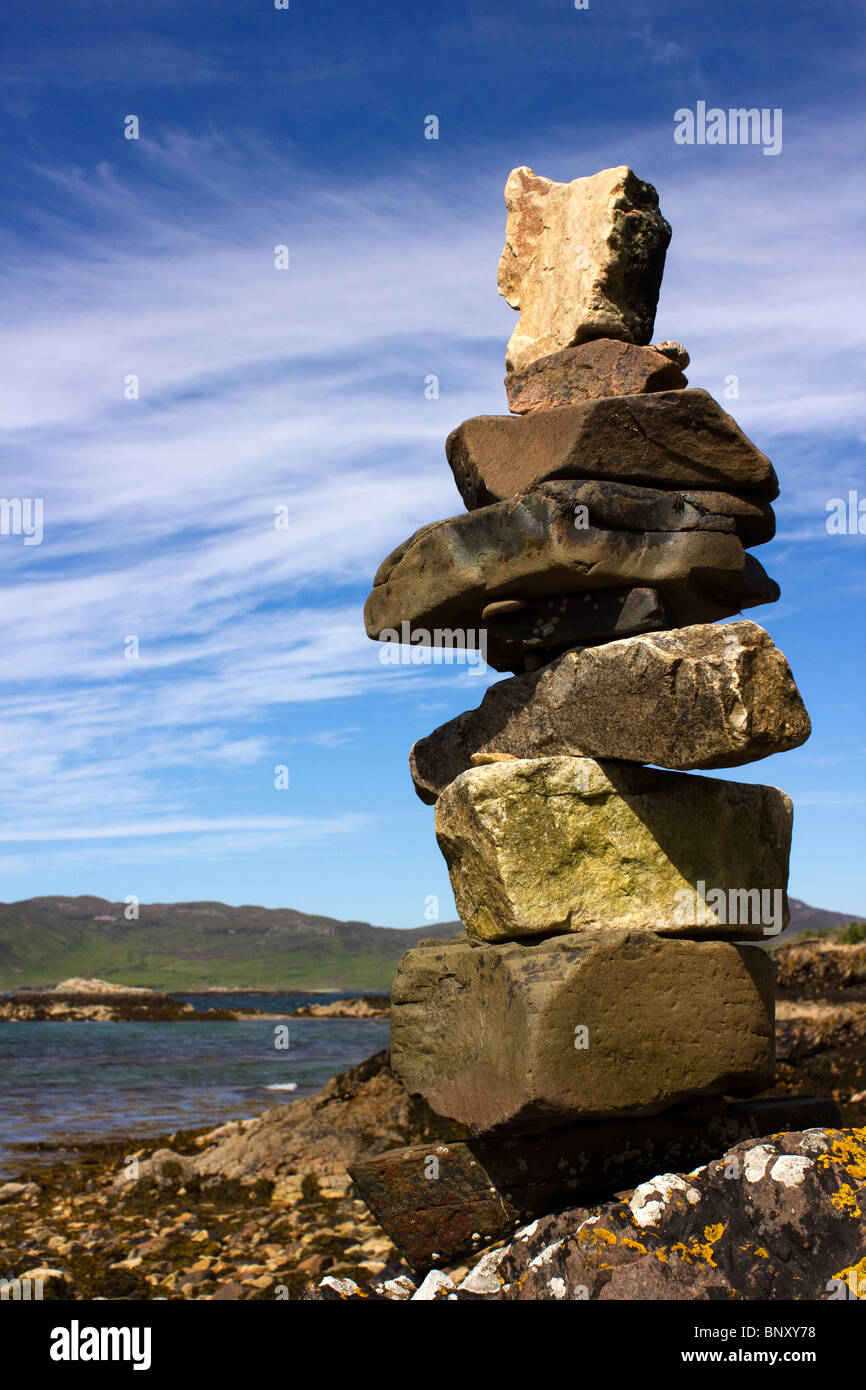 Ausgewogene Stein Skulptur mit Loch Eishort und blauem Himmel hinter in Ord Bay auf der Isle Of Skye Stockfoto