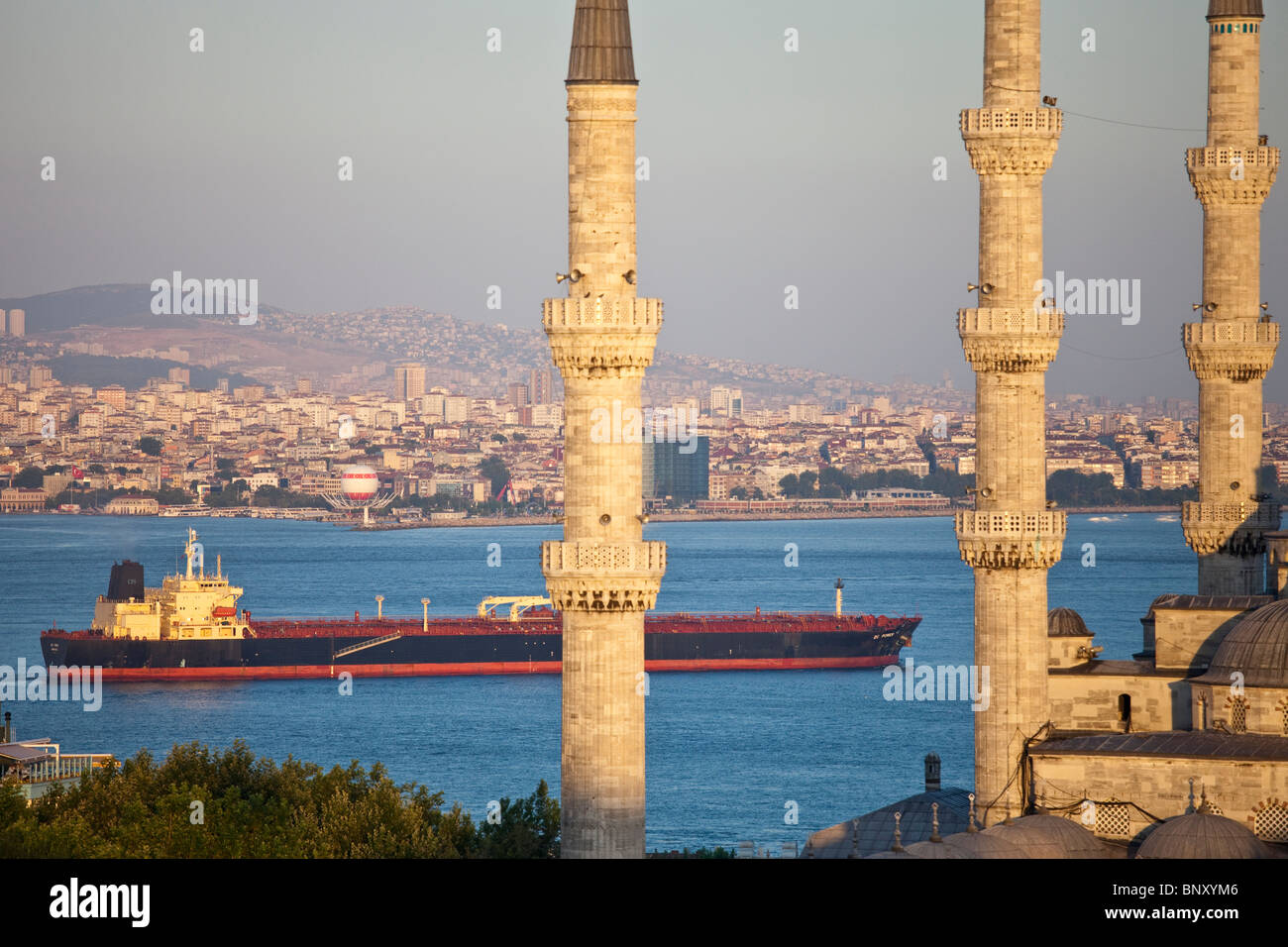 Tanker und Sultan Ahmed oder die blaue Moschee in Istatnbul, Türkei Stockfoto