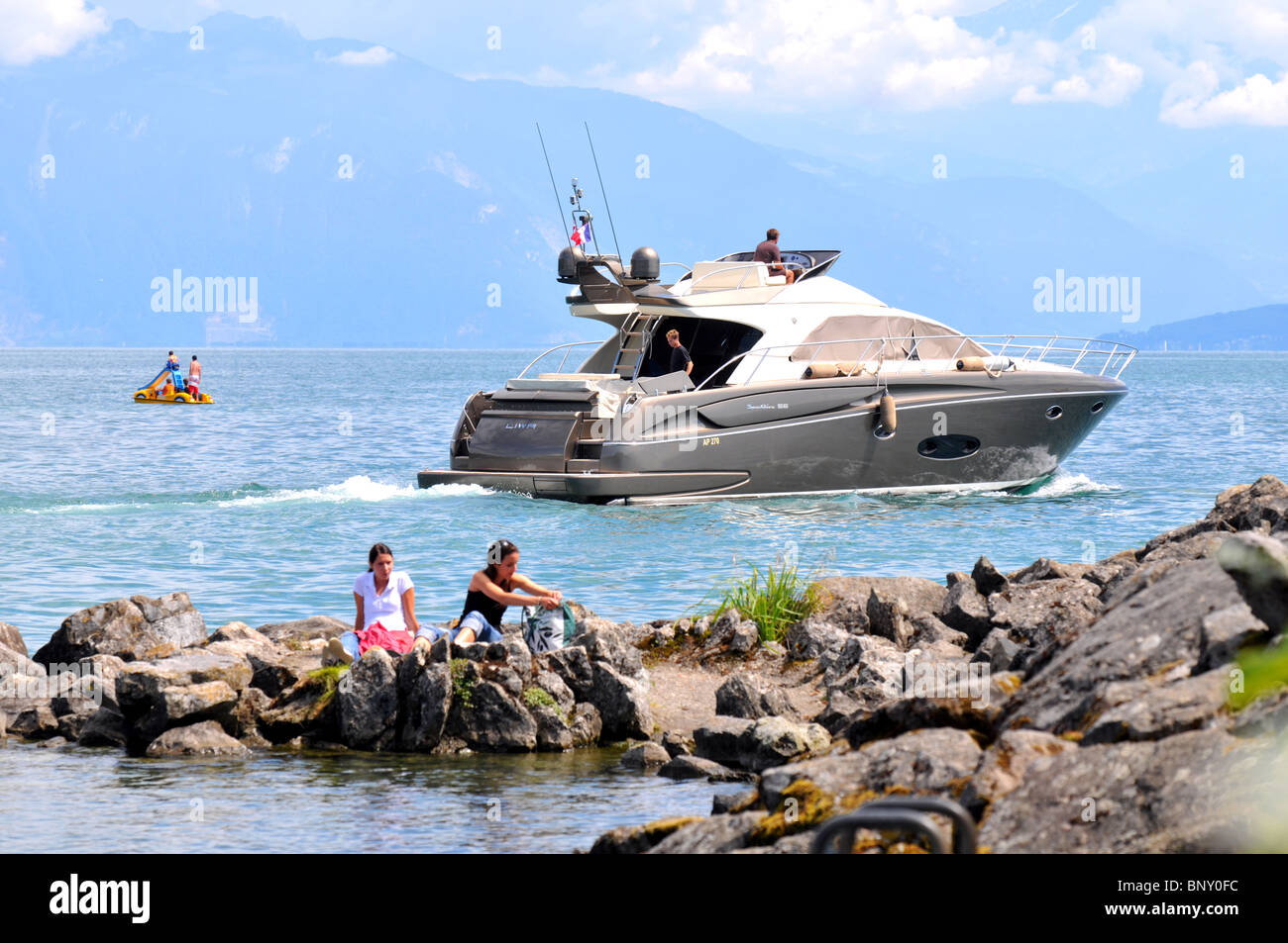 Luxus-Yacht auf dem See in Lausanne, Schweiz Stockfoto
