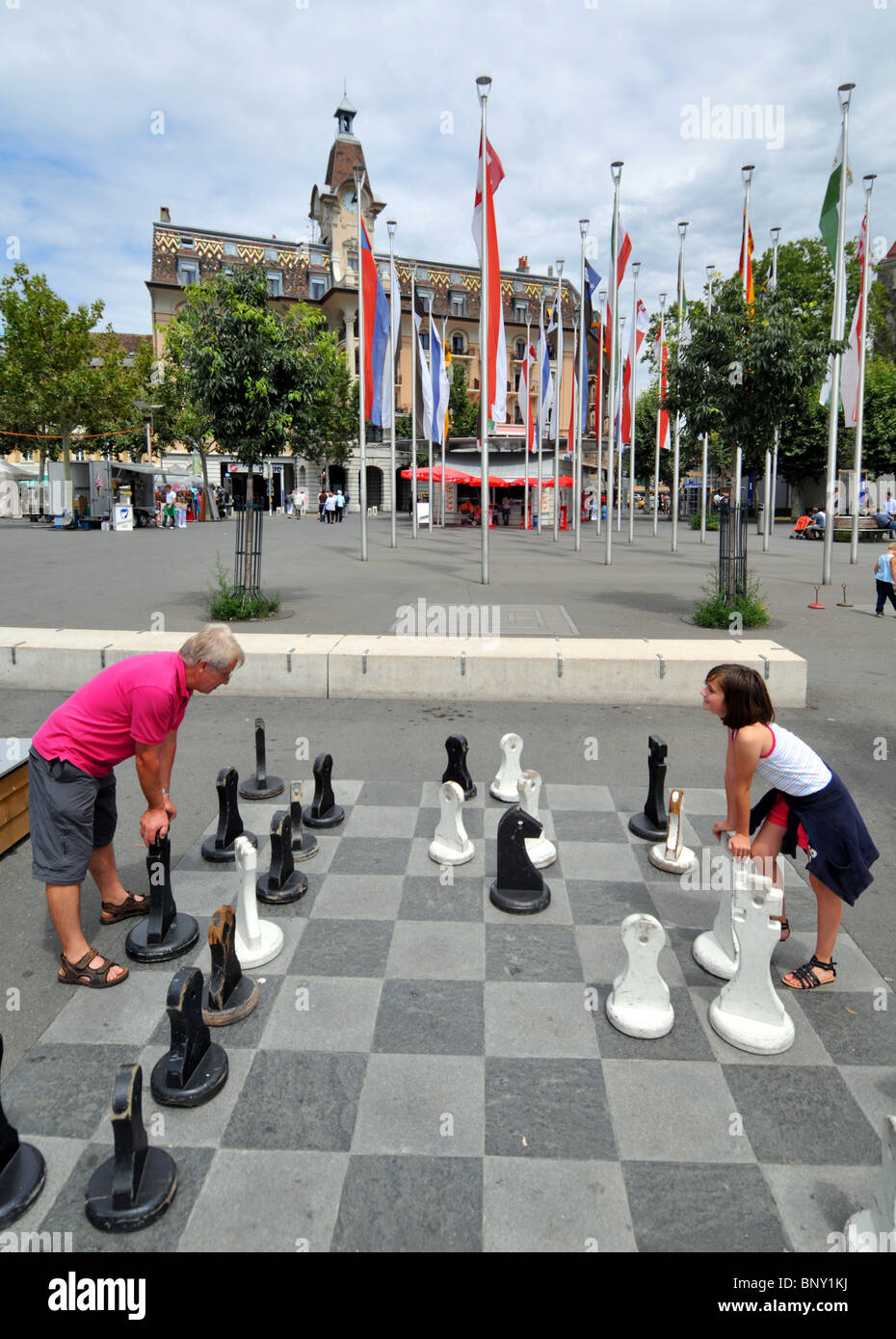 Schach, spielen eine Partie Schach außerhalb Lausanne Schweiz, Großvater und Enkelin spielen Sie Schach zusammen Stockfoto