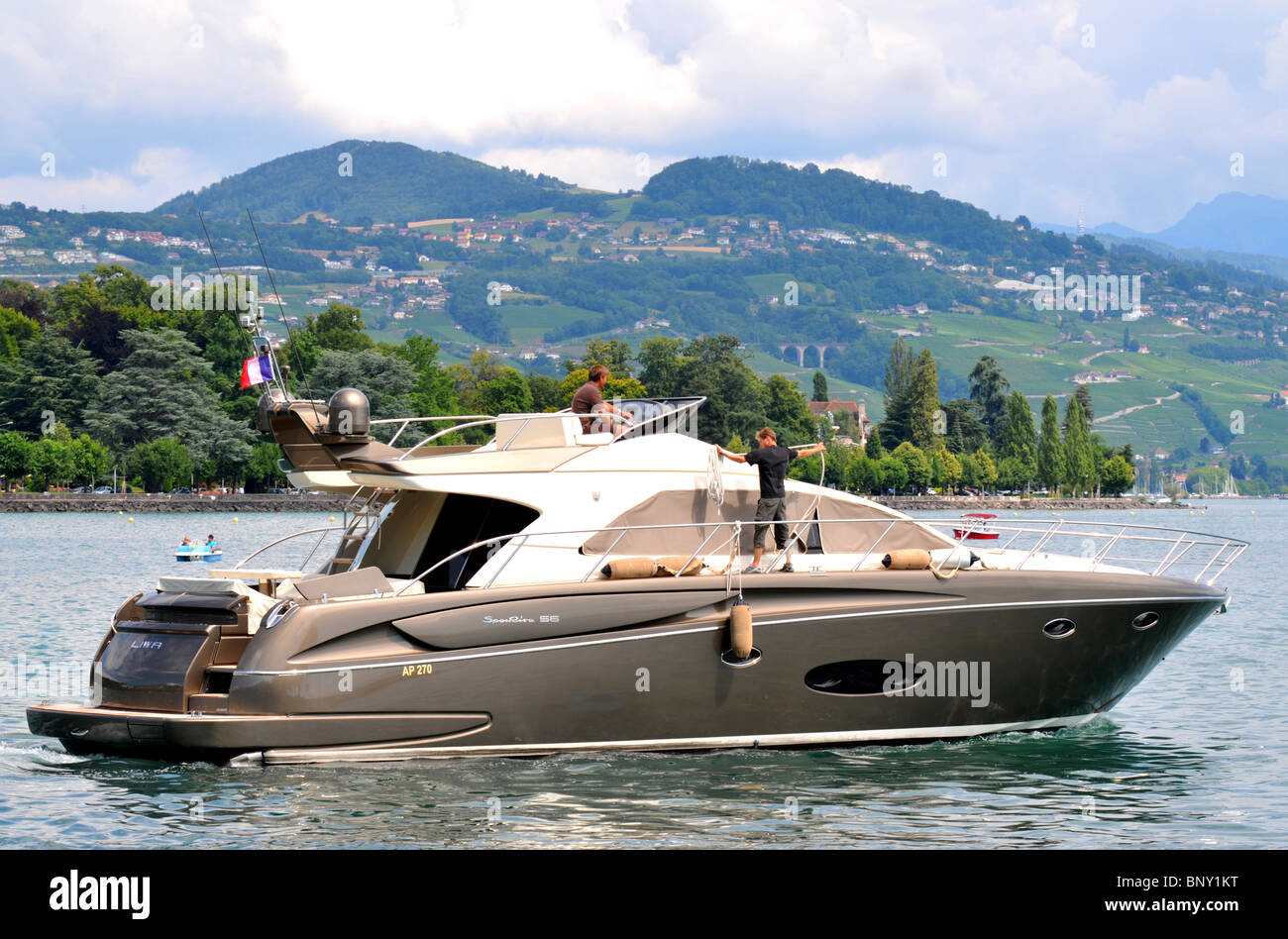 Luxus-Yacht auf dem See in Lausanne, Schweiz Stockfoto