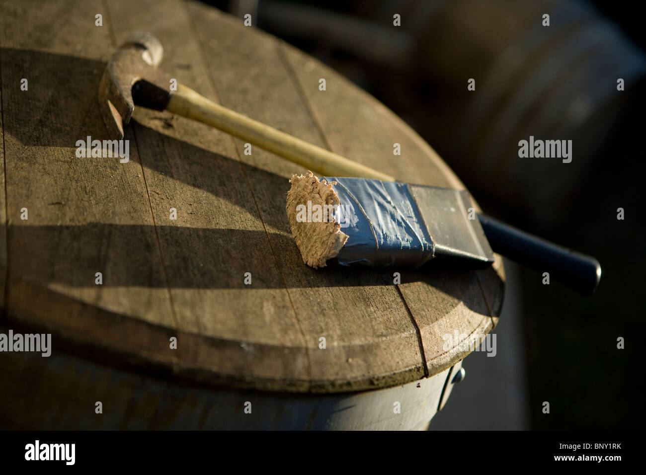 Hammer und Keil lag oben auf der ein Weinfass. Stockfoto