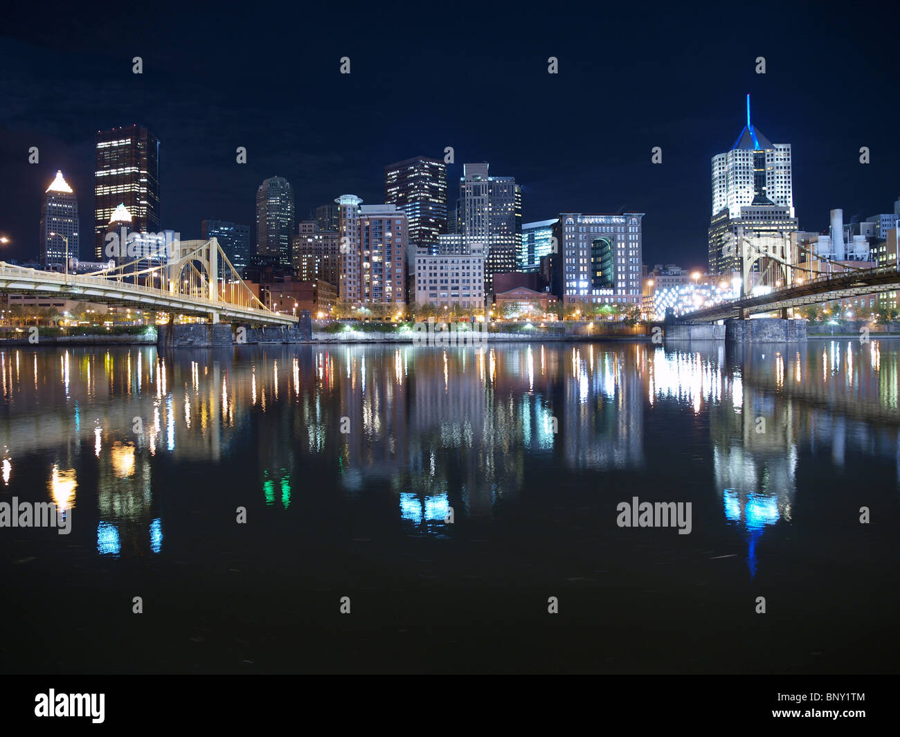 Pittsburgh Pennsylvania Waterfront und Brücken spät in die Nacht. Stockfoto