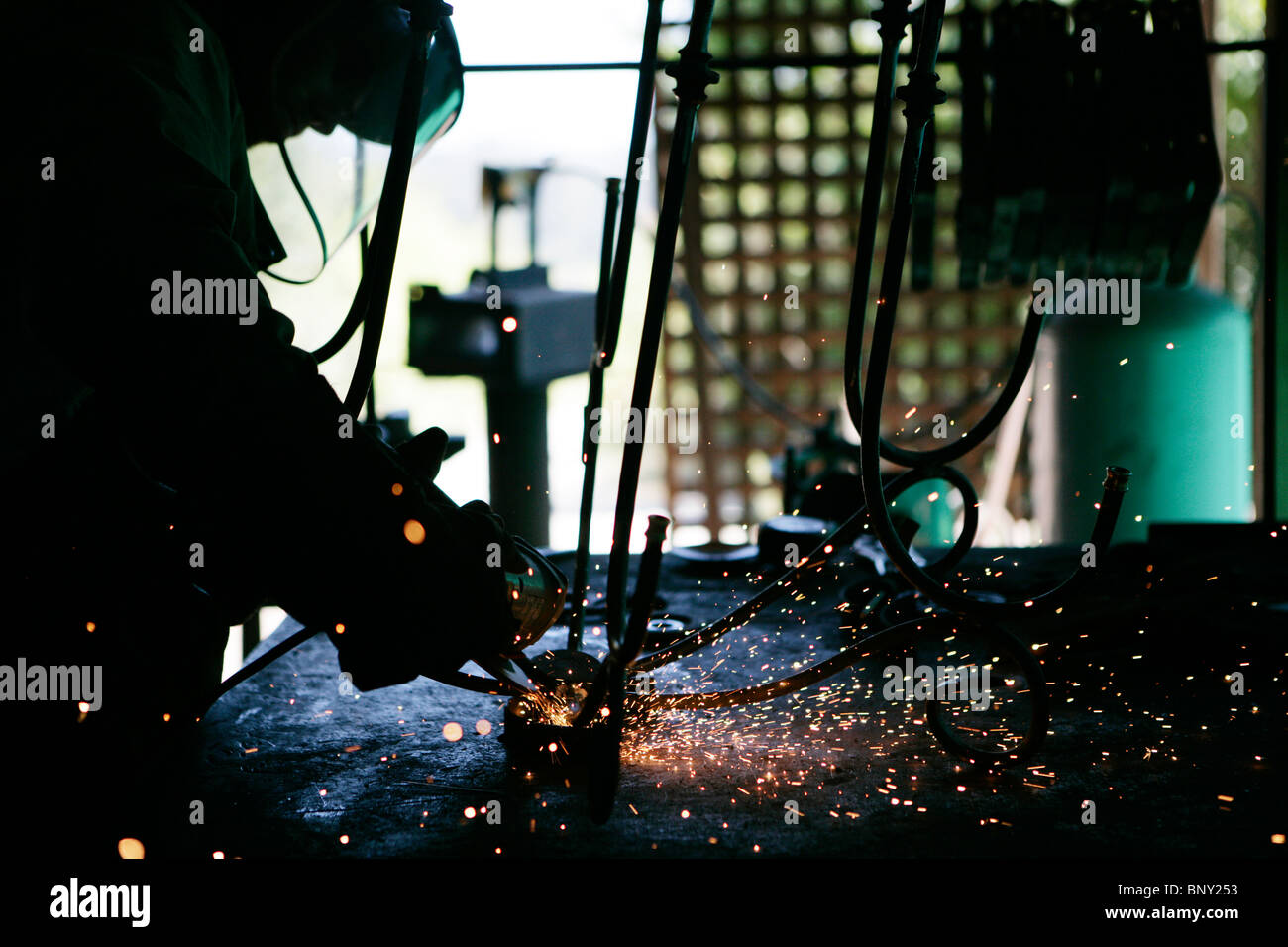 Metallarbeiter Schleifen auf Kronleuchter Stockfoto