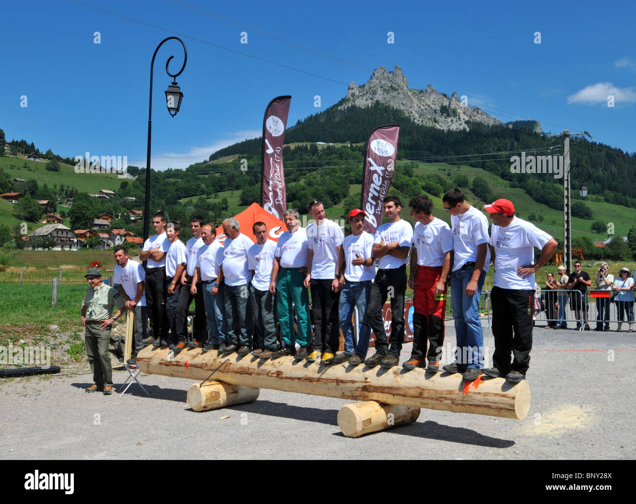Holz hacken Wettbewerb, Männer, Line-up Konkurrenten vor einem Holz hacken Wettbewerb in Bernex, Frankreich Stockfoto