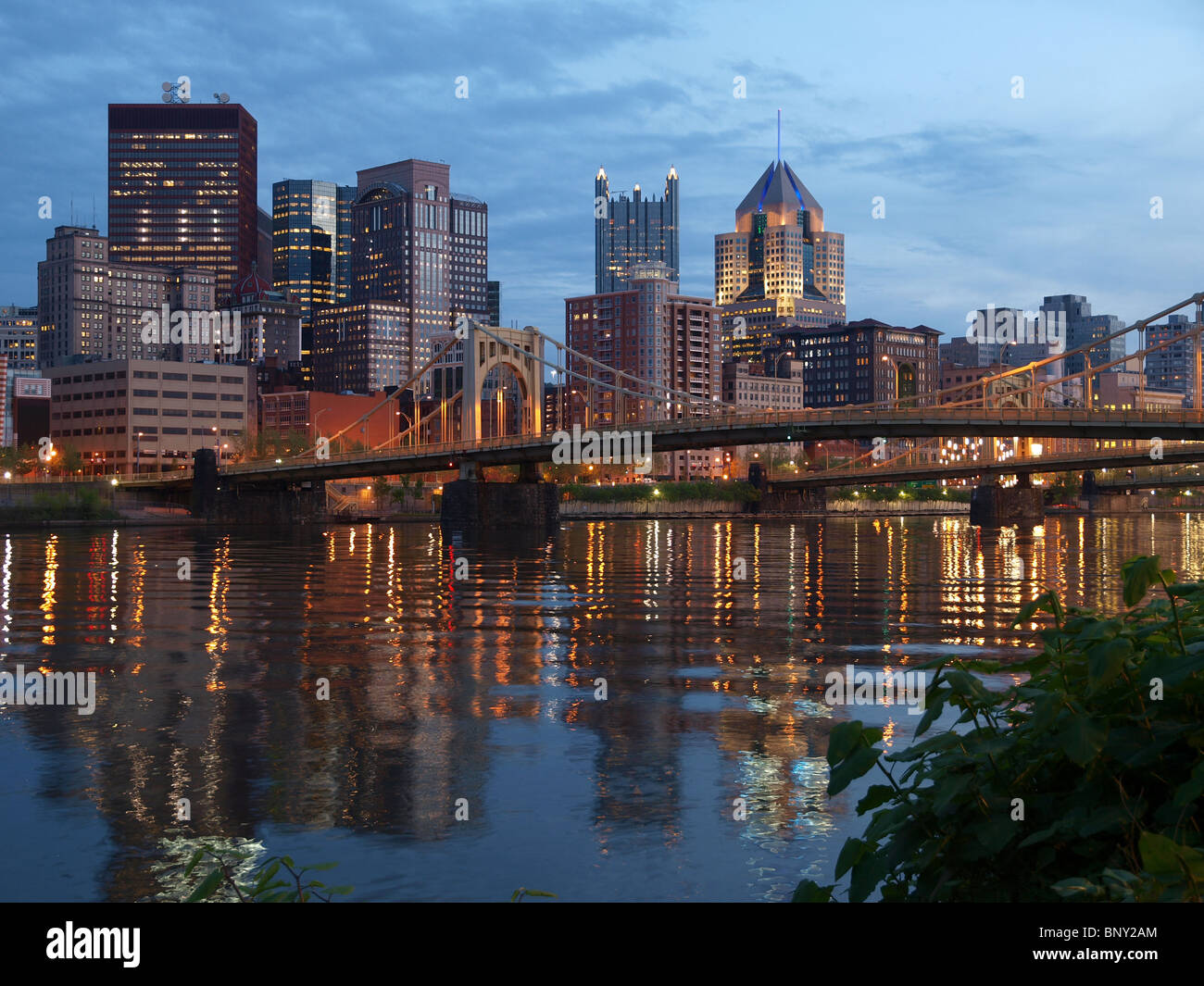 Pittsburgh, Pennsylvania und Ohio River in der Abenddämmerung. Stockfoto