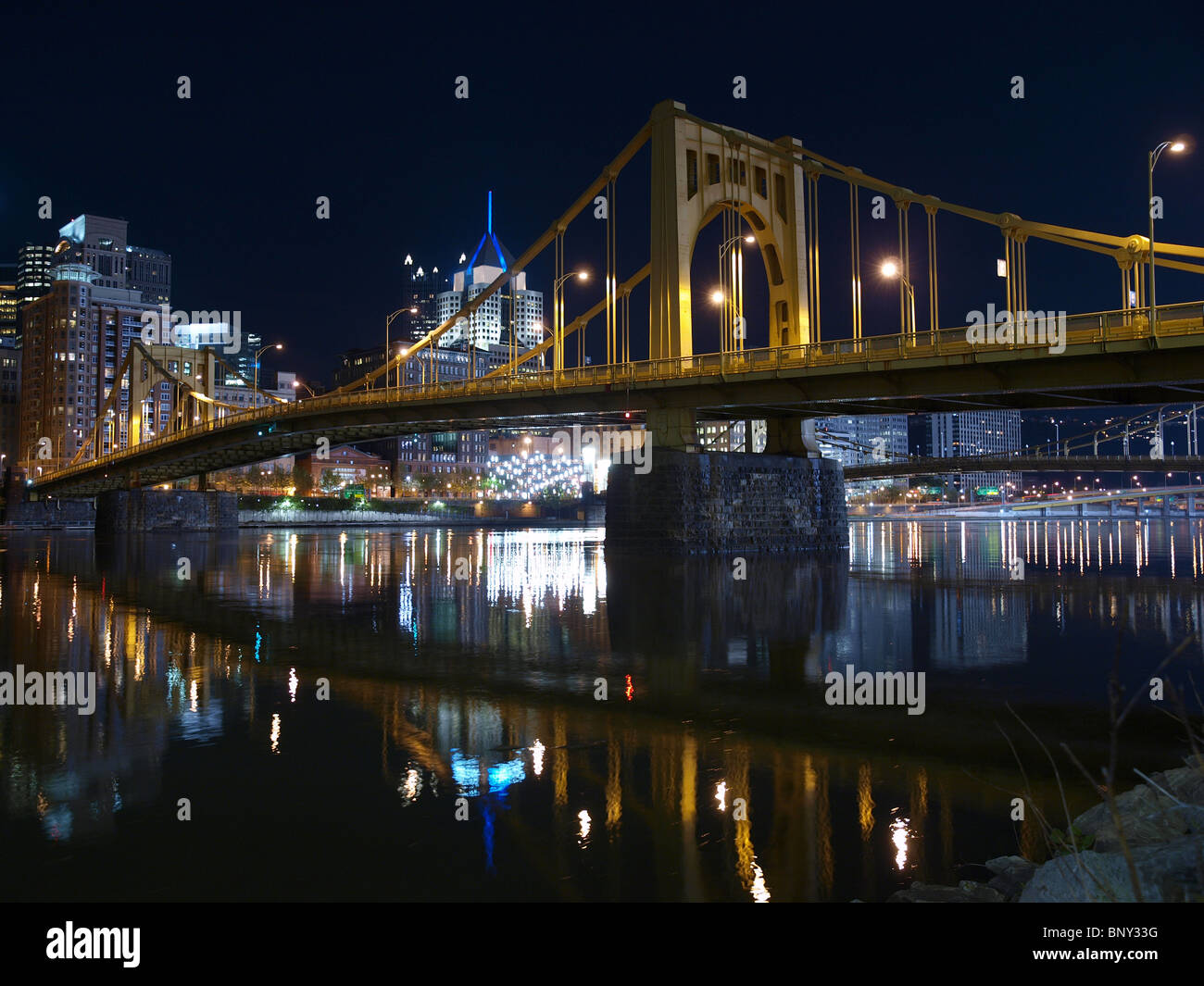 Skyline von Pittsburgh, Ohio River und Brücken in der Nacht. Stockfoto